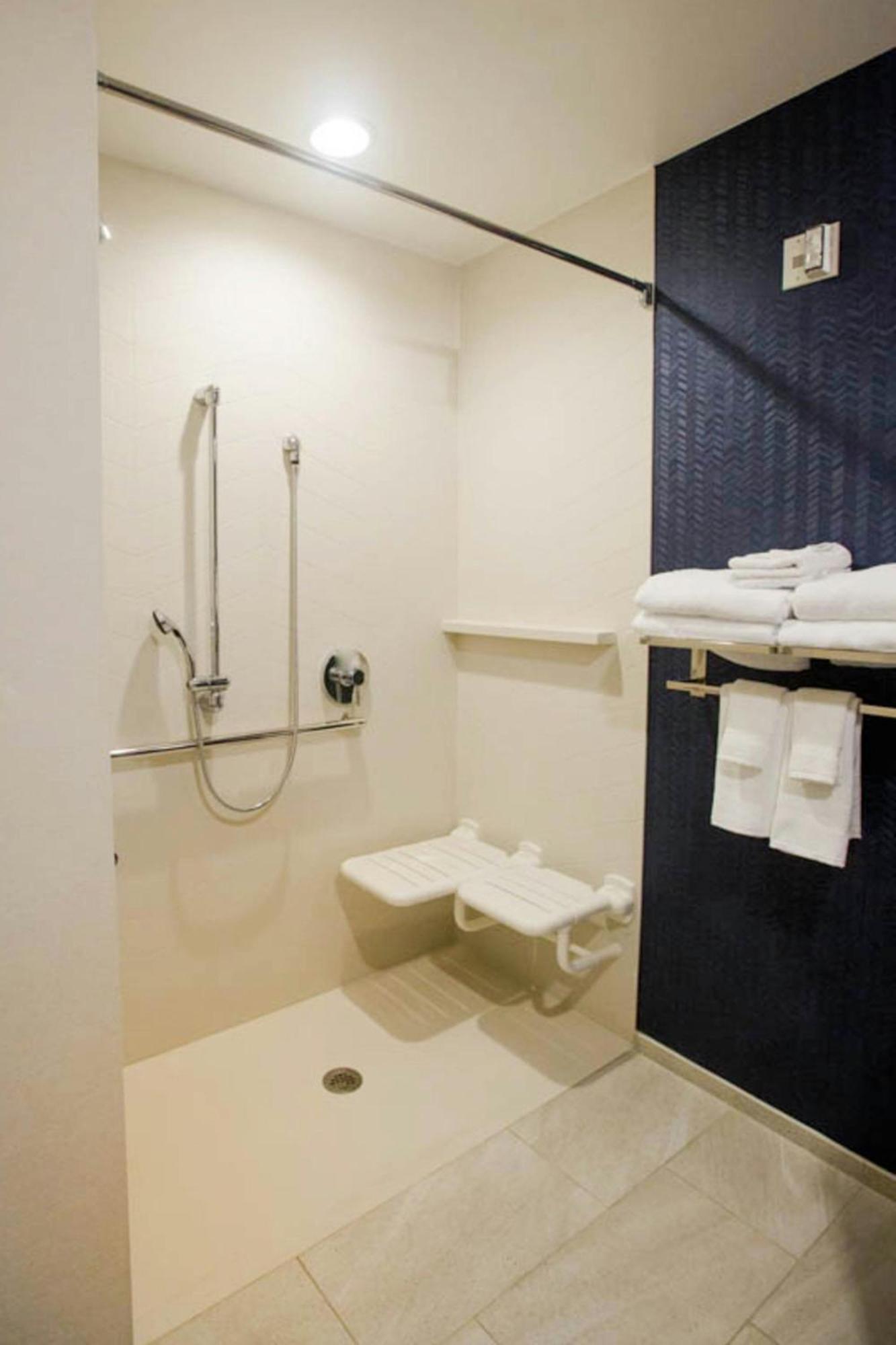 Fairfield Inn & Suites By Marriott Philadelphia Broomall/Newtown Square Exterior photo